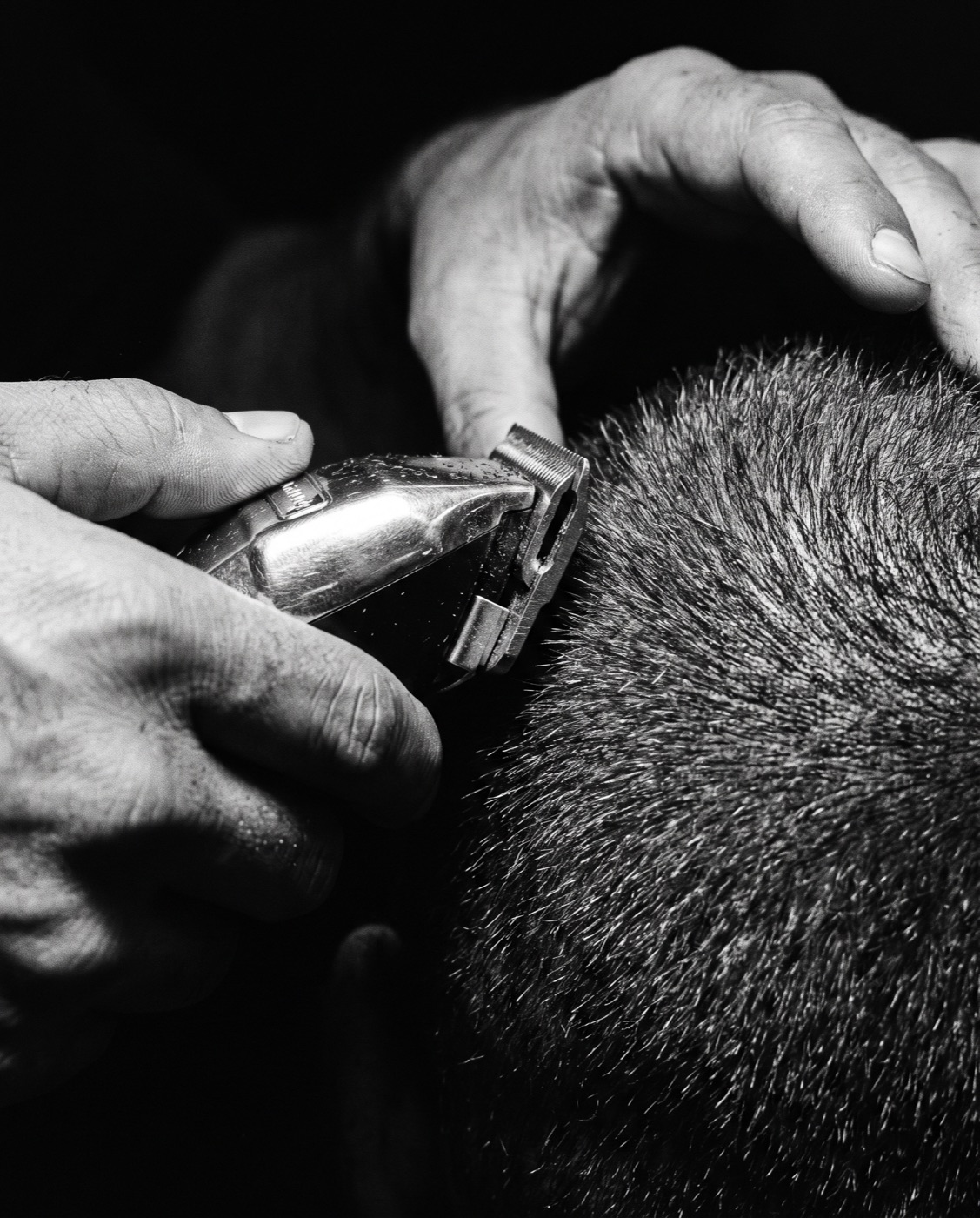 Barbier schneidet Haare mit der Maschine im Amir Barbershop in Köln