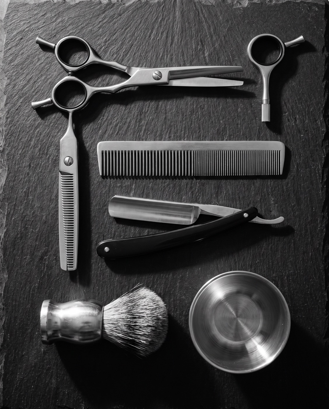 Scheren, Kamm, Rasiermesser und Rasierpinsel des Amir Barbershop in Köln