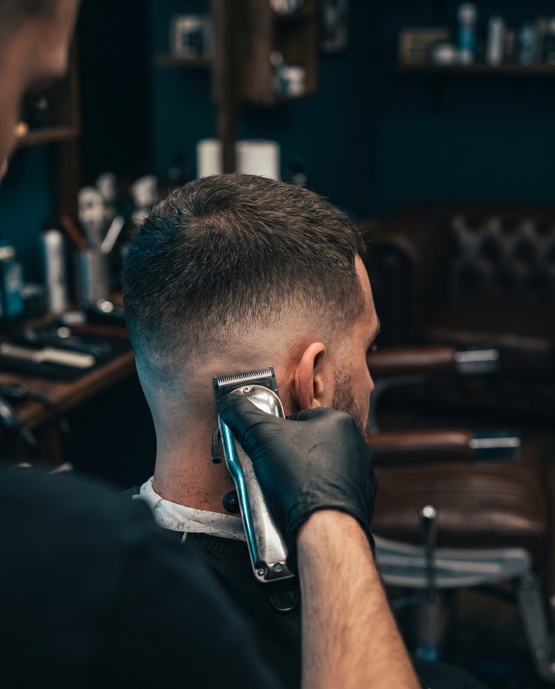 Skin Fade wird mit der Maschine ausgearbeitet, Herrenfriseur in Köln