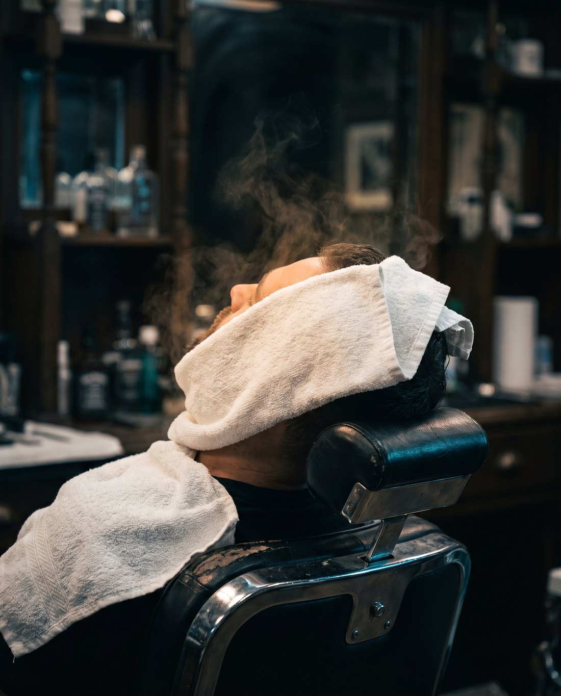 Heißes Handtuch vor der Rasur im Barbershop an der Zülpicher Straße